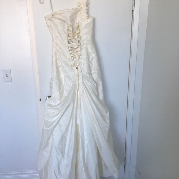 Like New Never Altered or Worn Wedding Dress - Picture 4 of 8